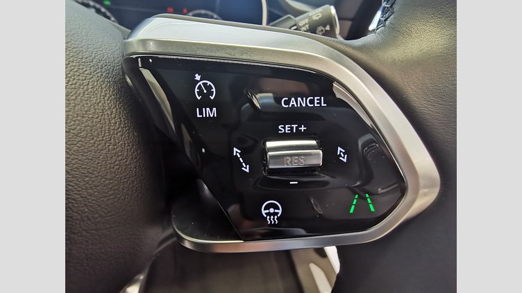 2024 認定中古車 Jaguar F-Pace オストゥーニパールホワイト D204 AWD（オートマチック）MHEV R-DYNAMIC SE