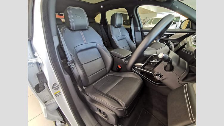 2024 認定中古車 Jaguar F-Pace オストゥーニパールホワイト D204 AWD（オートマチック）MHEV R-DYNAMIC SE