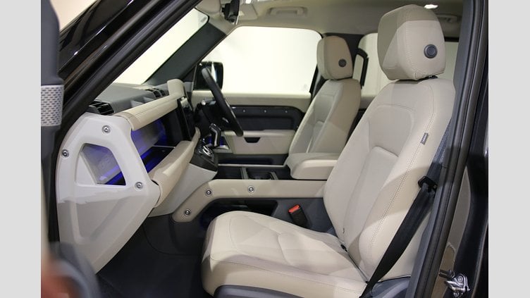 2024 認定中古車 Land Rover Defender 130 カルパチアングレイ D300 AWD（AT） SE