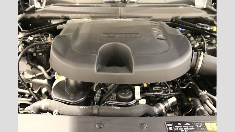2024 認定中古車 Land Rover Defender 130 カルパチアングレイ D300 AWD（AT） SE
