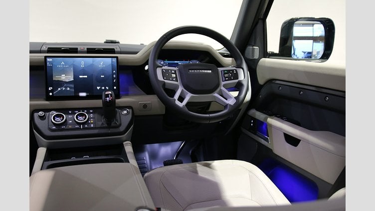 2024 認定中古車 Land Rover Defender 130 カルパチアングレイ D300 AWD（AT） SE
