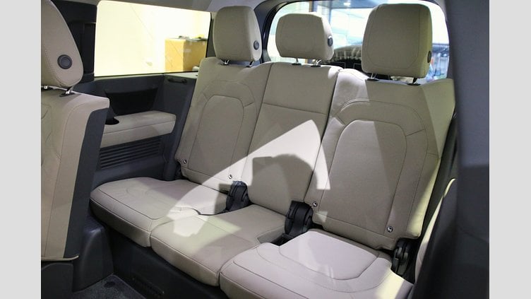 2024 認定中古車 Land Rover Defender 130 カルパチアングレイ D300 AWD（AT） SE