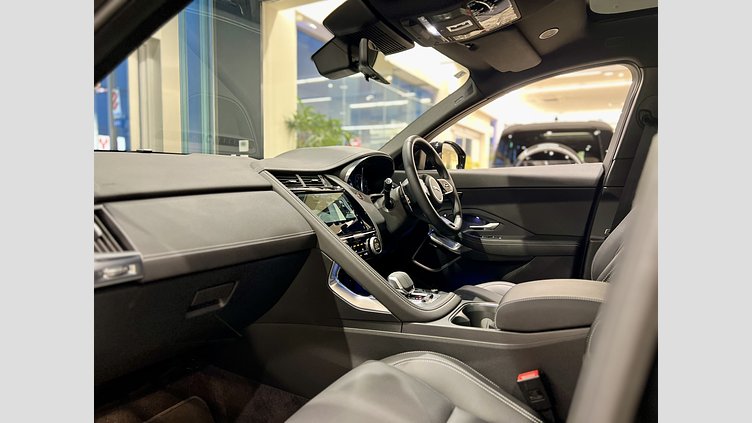 2024 認定中古車 Jaguar E-Pace サントリーニブラック P250（ガソリン） R-DYNAMIC SE
