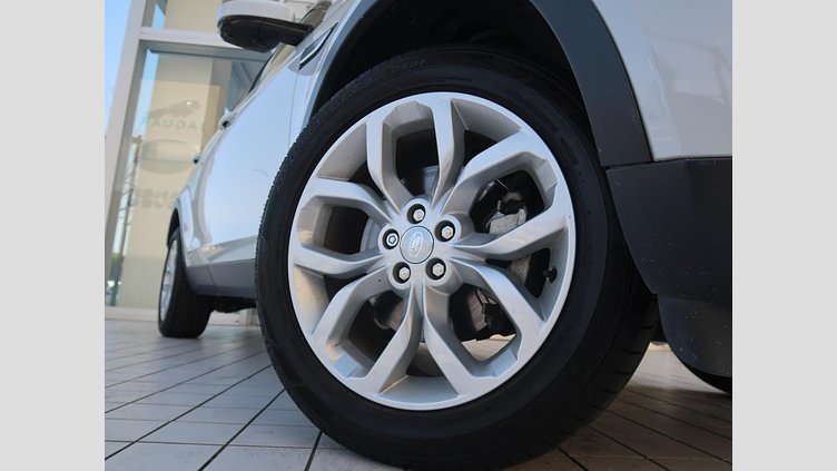 2017 認定中古車 Land Rover Discovery Sport Yulong White 2.0 litre Si4 Petrol HSE