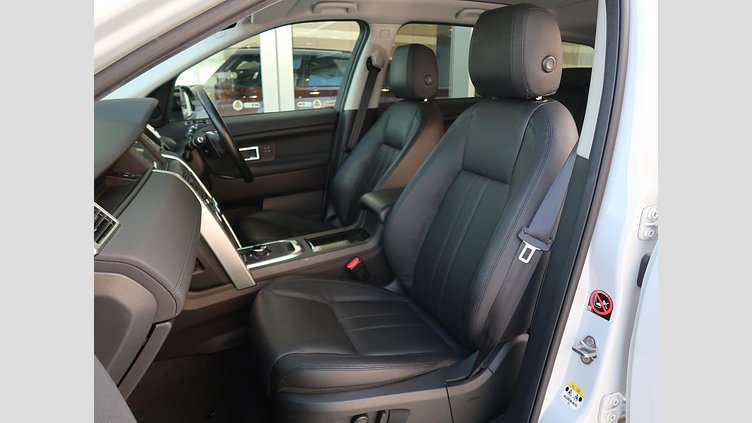 2017 認定中古車 Land Rover Discovery Sport Yulong White 2.0 litre Si4 Petrol HSE