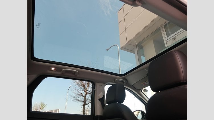 2017 認定中古車 Land Rover Discovery Sport Yulong White 2.0 litre Si4 Petrol HSE