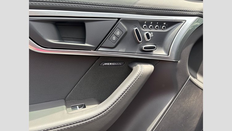 2023 認定中古車 Jaguar F-Type サントリーニブラック P300 オートマチック 後輪駆動 F-TYPEクーペ R-DYNAMIC