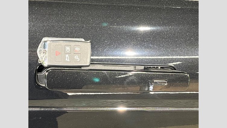 2024 認定中古車 Land Rover Range Rover Evoque サントリーニブラック P300eプラグインハイブリッド（ガソリン） スタンダードホイールベース DYNAMIC HSE
