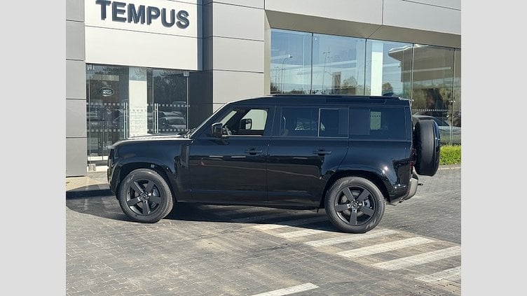 2025 SKLADOVÉ VOZIDLÁ Land Rover Defender 110 Santorini Black NEW LAND ROVER DEFENDER 3.0 300K