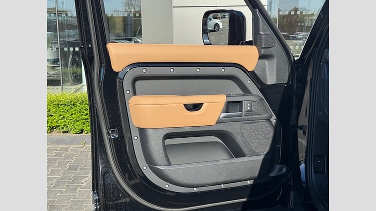 2025 SKLADOVÉ VOZIDLÁ Land Rover Defender 110 Santorini Black NEW LAND ROVER DEFENDER 3.0 300K