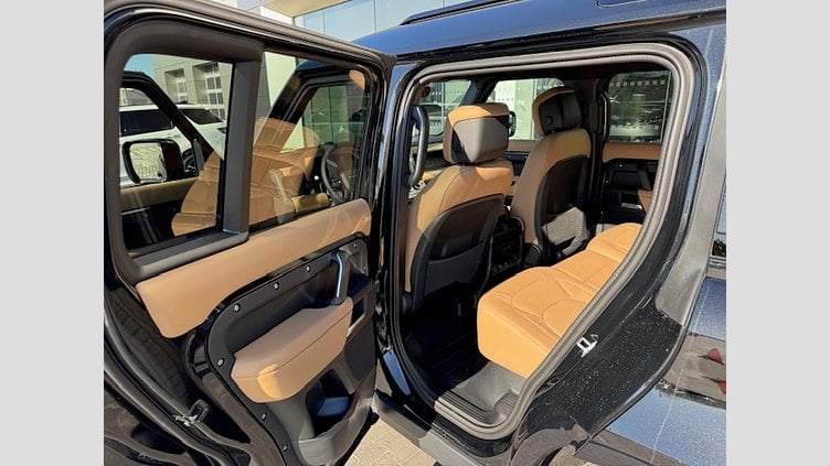 2025 SKLADOVÉ VOZIDLÁ Land Rover Defender 110 Santorini Black NEW LAND ROVER DEFENDER 3.0 300K