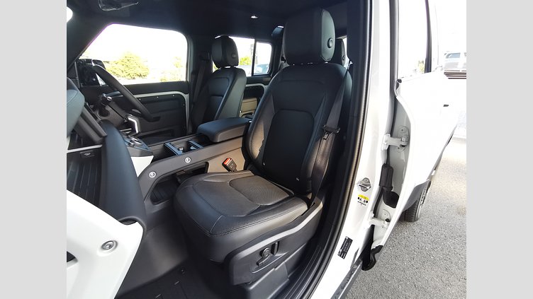 2024 認定中古車 Land Rover Defender 110 フジホワイト P300 AWD（AT） SE