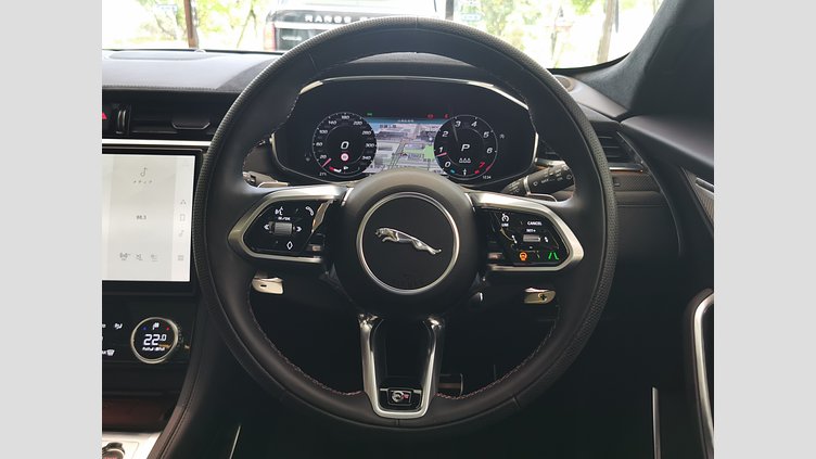 2024 認定中古車 Jaguar F-Pace アイガーグレイ P550 AWD（オートマチック） SVR
