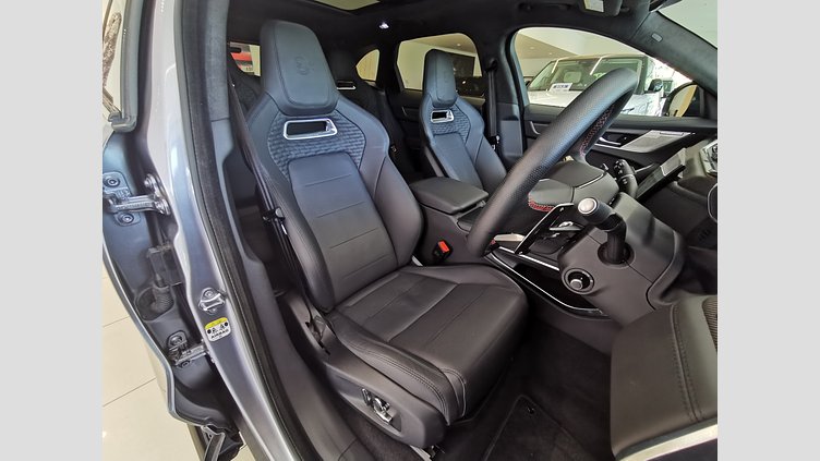 2024 認定中古車 Jaguar F-Pace アイガーグレイ P550 AWD（オートマチック） SVR