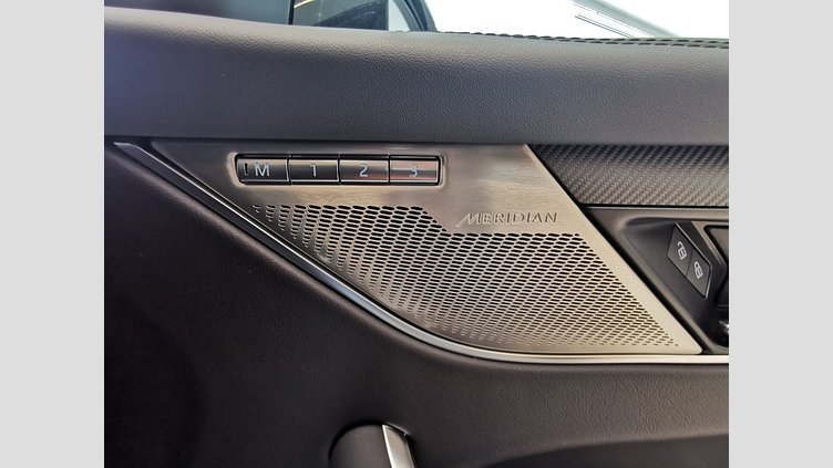 2024 認定中古車 Jaguar F-Pace アイガーグレイ P550 AWD（オートマチック） SVR