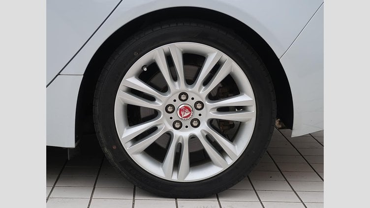2016 認定中古車 Jaguar XE Yulong White 水冷直列4気筒 DOHC
ターボチャージャー プレステージ
