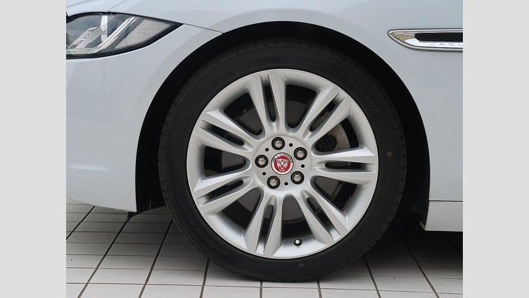 2016 認定中古車 Jaguar XE Yulong White 水冷直列4気筒 DOHC
ターボチャージャー プレステージ
