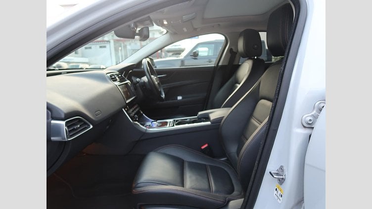 2016 認定中古車 Jaguar XE Yulong White 水冷直列4気筒 DOHC
ターボチャージャー プレステージ