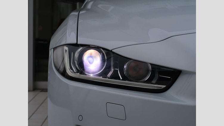 2016 認定中古車 Jaguar XE Yulong White 水冷直列4気筒 DOHC
ターボチャージャー プレステージ