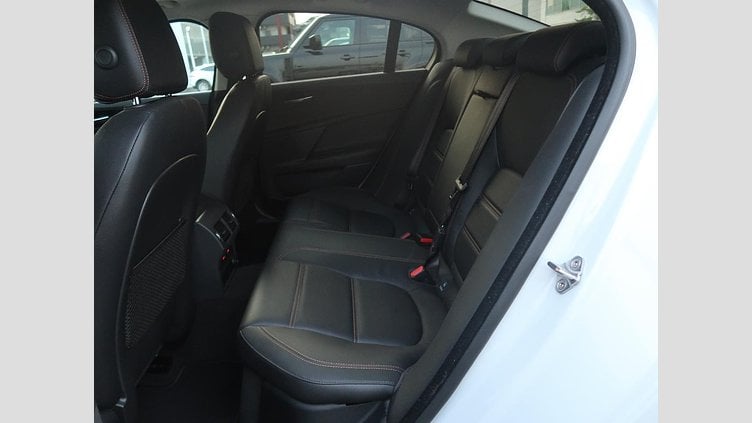 2016 認定中古車 Jaguar XE Yulong White 水冷直列4気筒 DOHC
ターボチャージャー プレステージ