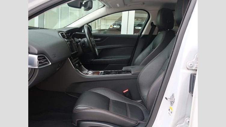2016 認定中古車 Jaguar XE Yulong White 水冷直列4気筒 DOHC
ターボチャージャー プレステージ