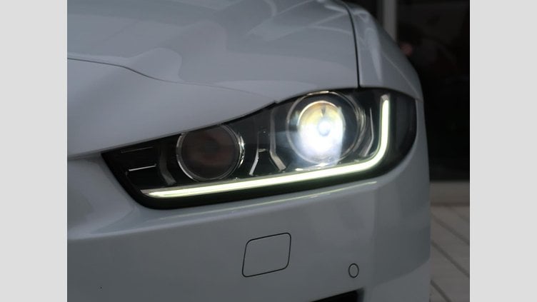 2016 認定中古車 Jaguar XE Yulong White 水冷直列4気筒 DOHC
ターボチャージャー プレステージ