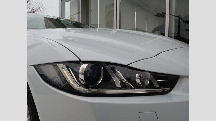 2016 認定中古車 Jaguar XE Yulong White 水冷直列4気筒 DOHC
ターボチャージャー プレステージ