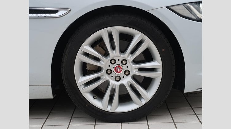 2016 認定中古車 Jaguar XE Yulong White 水冷直列4気筒 DOHC
ターボチャージャー プレステージ