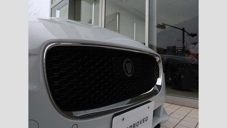 2016 認定中古車 Jaguar XE Yulong White 水冷直列4気筒 DOHC
ターボチャージャー プレステージ
