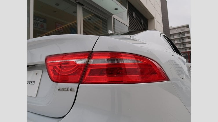 2016 認定中古車 Jaguar XE Yulong White 水冷直列4気筒 DOHC
ターボチャージャー プレステージ