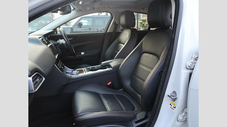 2016 認定中古車 Jaguar XE Yulong White 水冷直列4気筒 DOHC
ターボチャージャー プレステージ