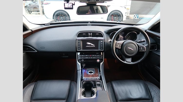2016 認定中古車 Jaguar XE Yulong White 水冷直列4気筒 DOHC
ターボチャージャー プレステージ