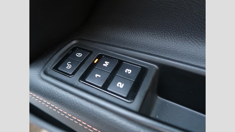 2016 認定中古車 Jaguar XE Yulong White 水冷直列4気筒 DOHC
ターボチャージャー プレステージ