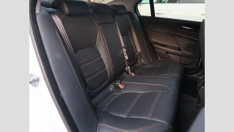 2016 認定中古車 Jaguar XE Yulong White 水冷直列4気筒 DOHC
ターボチャージャー プレステージ