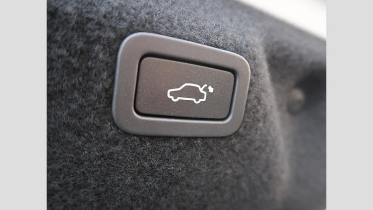 2016 認定中古車 Jaguar XE Yulong White 水冷直列4気筒 DOHC
ターボチャージャー プレステージ