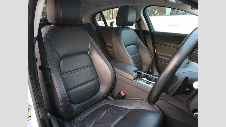 2016 認定中古車 Jaguar XE Yulong White 水冷直列4気筒 DOHC
ターボチャージャー プレステージ