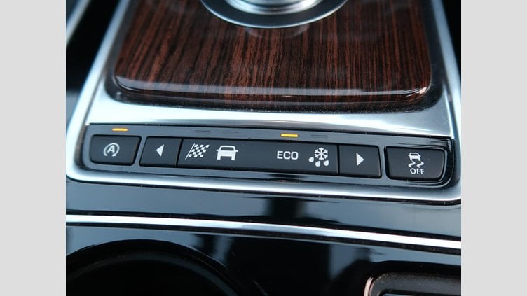 2016 認定中古車 Jaguar XE Yulong White 水冷直列4気筒 DOHC
ターボチャージャー プレステージ
