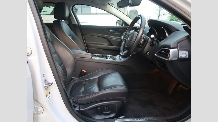 2016 認定中古車 Jaguar XE Yulong White 水冷直列4気筒 DOHC
ターボチャージャー プレステージ