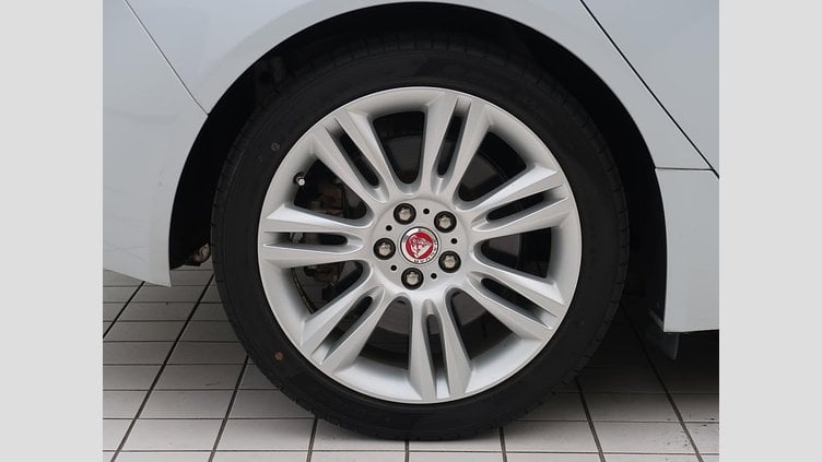 2016 認定中古車 Jaguar XE Yulong White 水冷直列4気筒 DOHC
ターボチャージャー プレステージ