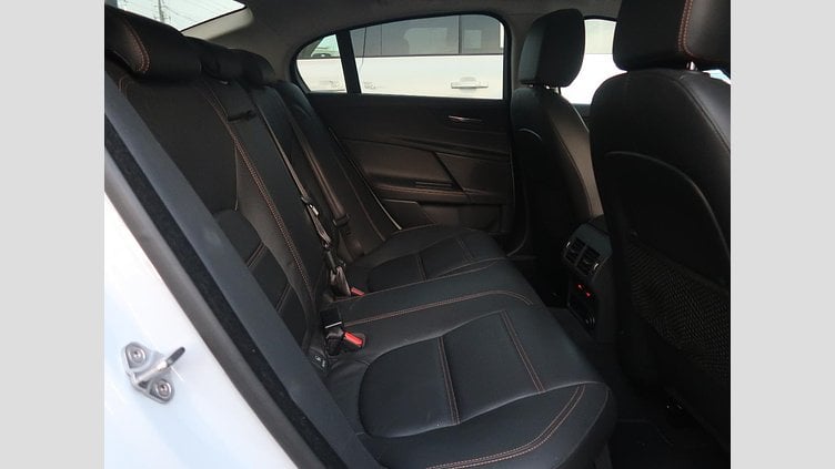 2016 認定中古車 Jaguar XE Yulong White 水冷直列4気筒 DOHC
ターボチャージャー プレステージ