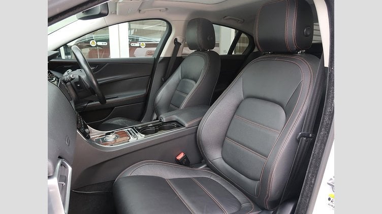 2016 認定中古車 Jaguar XE Yulong White 水冷直列4気筒 DOHC
ターボチャージャー プレステージ