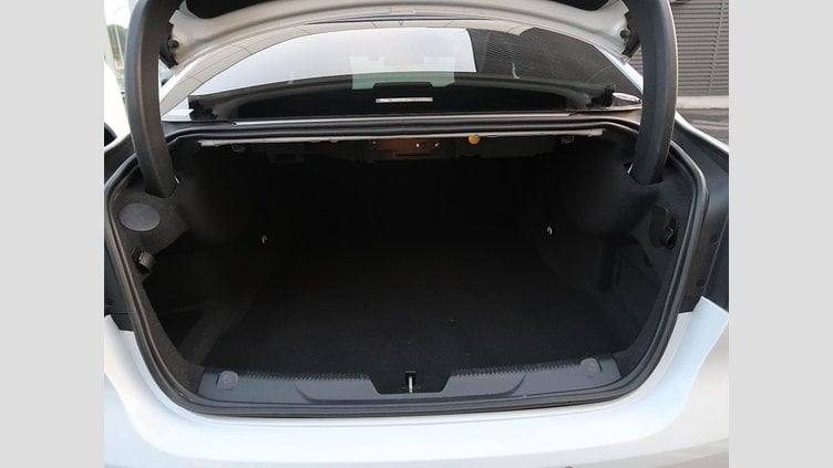 2016 認定中古車 Jaguar XE Yulong White 水冷直列4気筒 DOHC
ターボチャージャー プレステージ