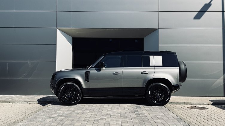 2025 SKLADOVÉ VOZIDLÁ Land Rover Defender 110 Silicon Silver D250 D250 X-Dynamic SE