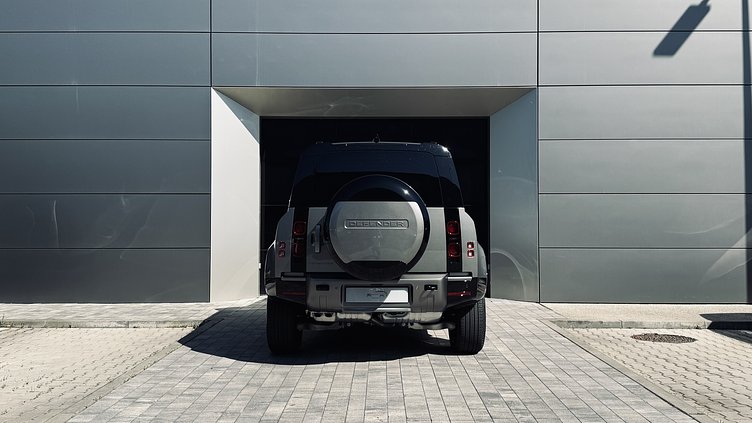 2025 SKLADOVÉ VOZIDLÁ Land Rover Defender 110 Silicon Silver D250 D250 X-Dynamic SE