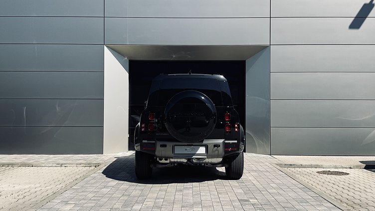 2025 SKLADOVÉ VOZIDLÁ Land Rover Defender 110 Santorini Black D250 MHEV D250 X-Dynamic SE