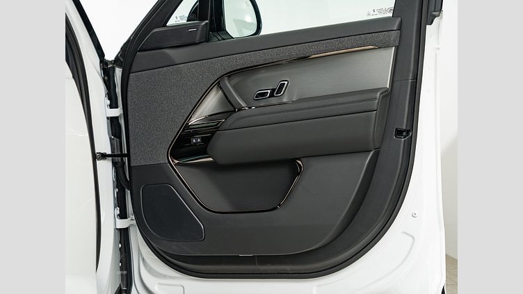 2025 認定中古車 Land Rover Range Rover Sport フジホワイト P550eプラグインハイブリッド（ガソリン） スタンダードホイールベース Dynamic SE