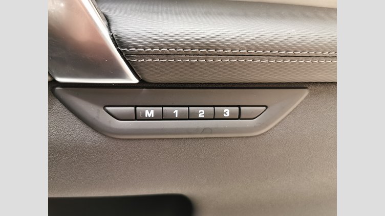 2024 認定中古車 Land Rover Discovery Sport ハクバシルバー D200マイルドハイブリッド（ディーゼル） 標準ホイール DYNAMIC SE