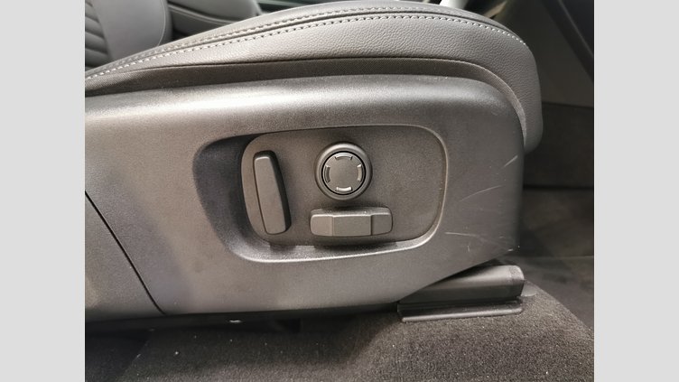 2024 認定中古車 Land Rover Discovery Sport ハクバシルバー D200マイルドハイブリッド（ディーゼル） 標準ホイール DYNAMIC SE