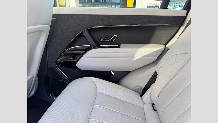 2024 JAZDENÉ VOZIDLÁ Land Rover Range Rover Sport Fuji White Demo D300
