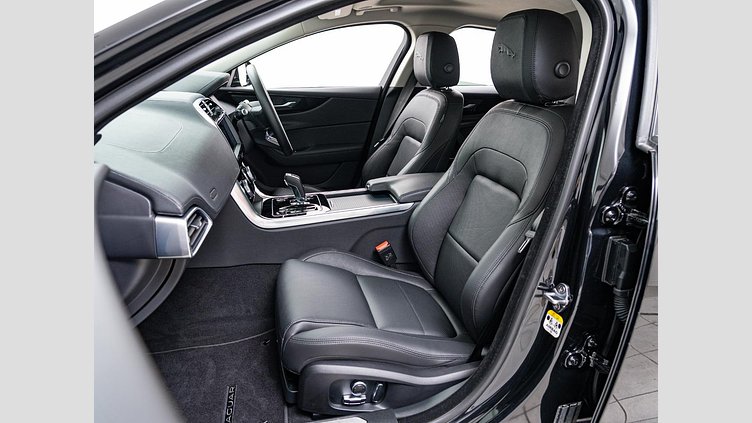 2022 認定中古車 Jaguar XE サントリーニブラック P250 RWD（オートマチック） 4 door Saloon S